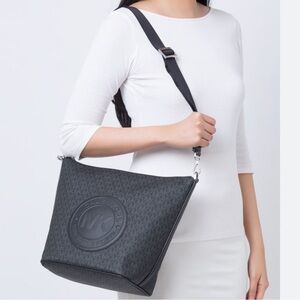 Michael Kors Fulton Sport Large Zip Bucket Messenger bag black/charcoal
